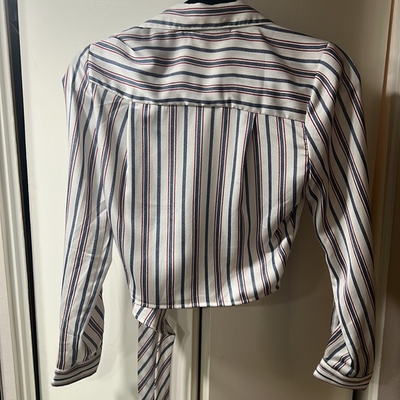 Cropped long-sleeve button-up top - Picture 2 of 2